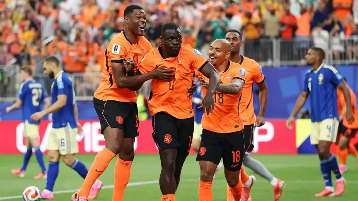 Brian Brobbey berselebrasi bersama rekan setim. Timnas Belanda tampil perkasa dengan membungkam Swedia 5-1 pada matchday kedua penyisihan Grup F Piala Dunia FIFA 2026, Minggu (21/6/2026) dini hari WIB. (Sumber: Molly Darlington/Getty Images)