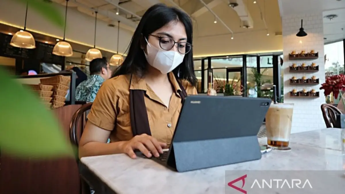 Ilustrasi seorang pegawai yang bekerja secara remote di sebuah cafe. (ANTARA/Pamela Sakina/am)