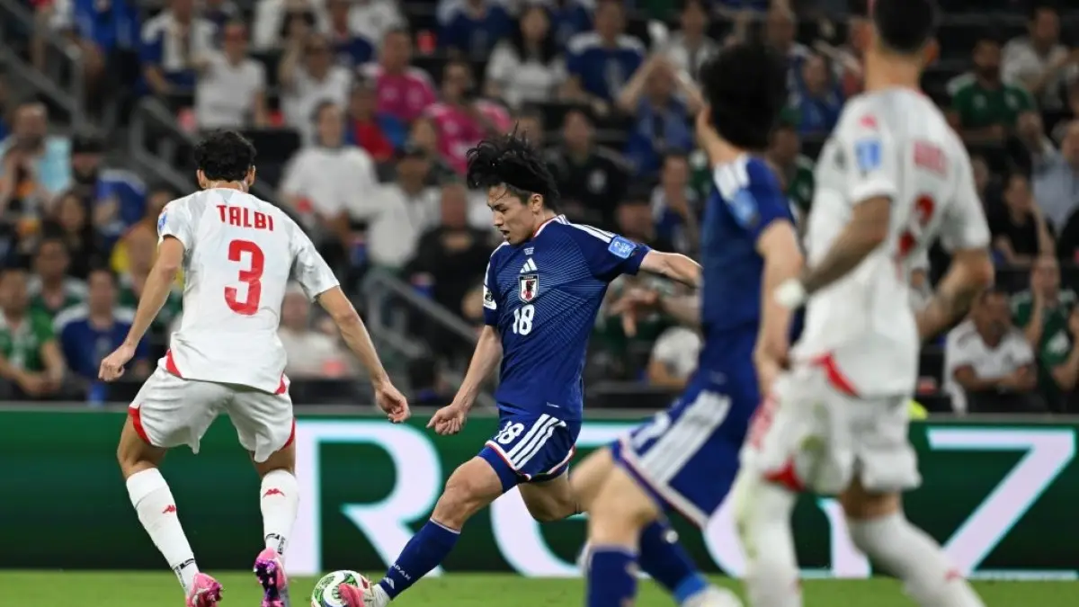 Pemain Jepang Ueda Ayase mencetak gol ke gawang Tunisia. Timnas Jepang menunjukkan dominasi mereka usai membungkam Tunisia dengan skor 4-0 pada matchday kedua penyisihan Grup F Piala Dunia FIFA 2026, Minggu (21/6/2026) pagi WIB. (Sumber: Xinhua/Wu Wei)