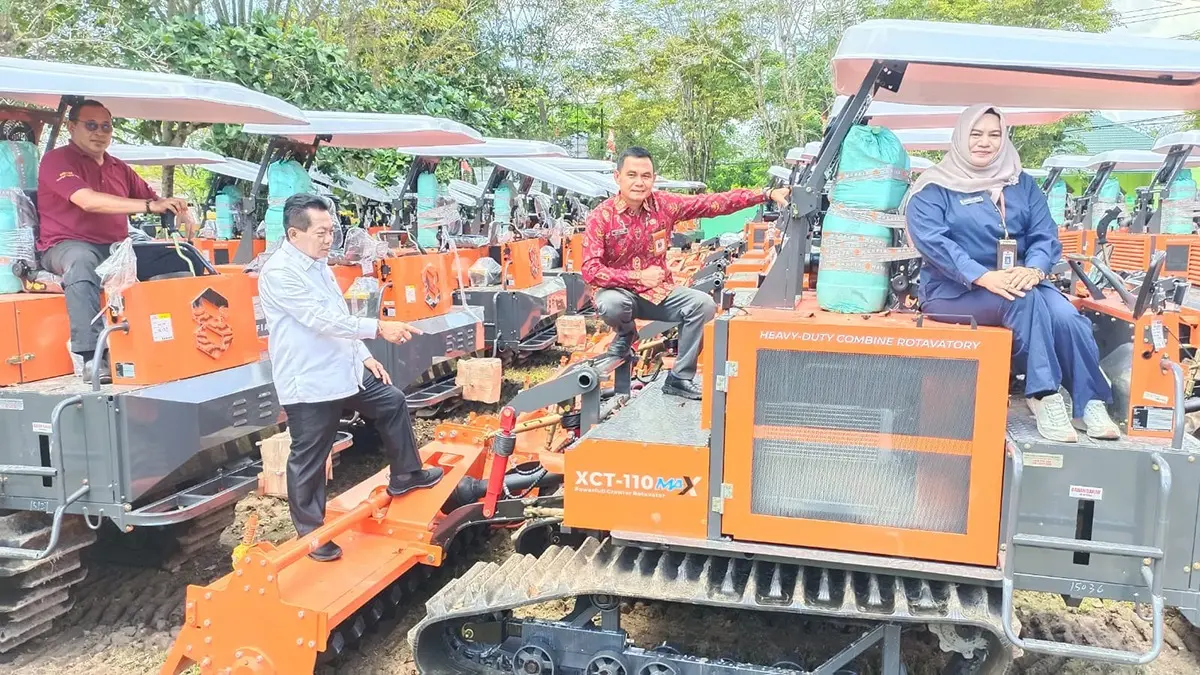 Bupati Kapuas HM Wiyatno melakukan pengecekan bantuan alsintan di halaman kantor Dinas Pertanian Kapuas.(Humas)