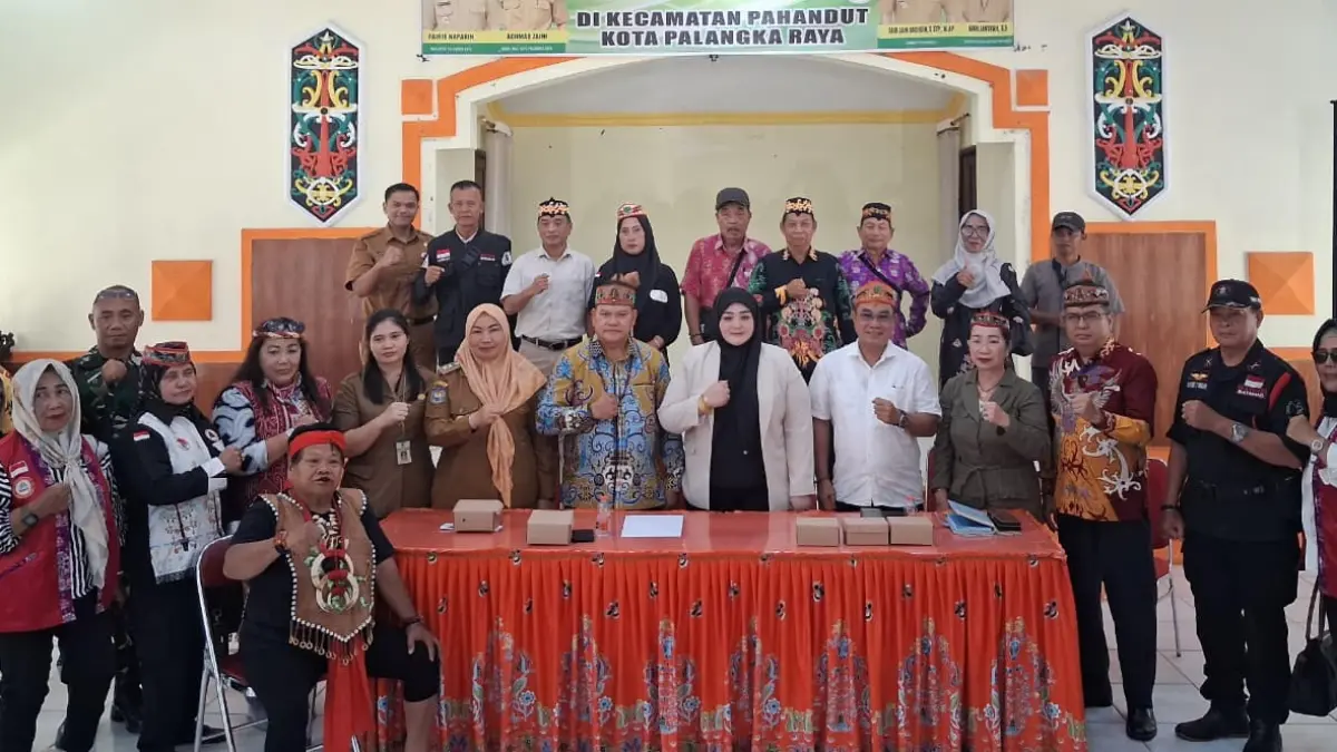 Mediasi perkara Zhezee Galuh di Kedamangan Pahandut.(Agus Pramono/Kaltengpos.jawapos.com)