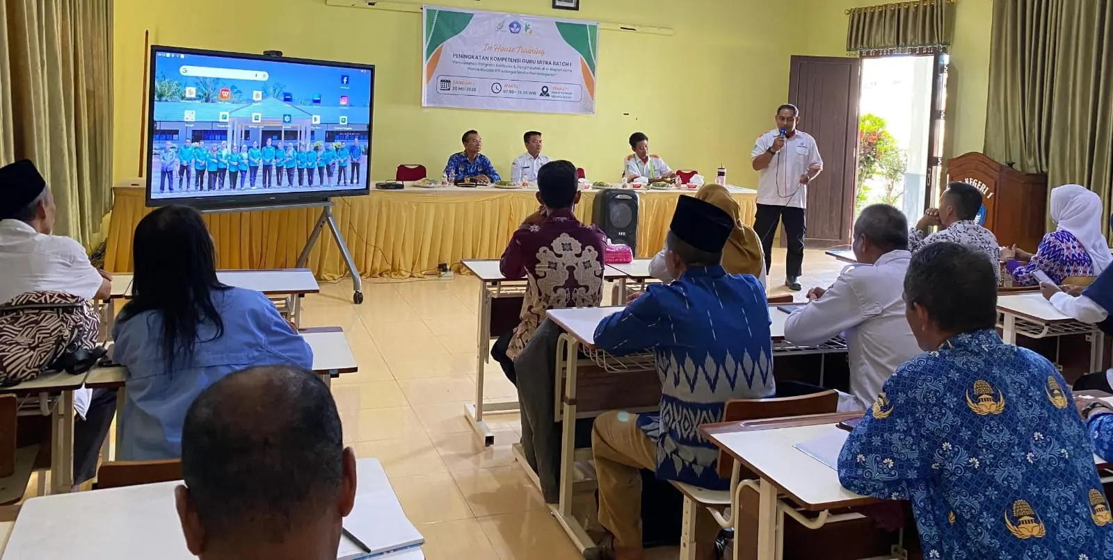 Pelatihan 158 guru untuk meningkatkan kemampuan dalam mengintegrasikan teknologi ke dalam kegiatan belajar mengajar.(Humas)
