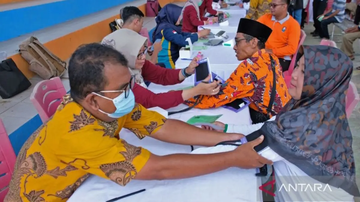 Petugas kesehatan memeriksa tekanan darah warga dalam kegiatan bakti sosial kesehatan di Jragan, Tembarak, Temanggung, Jawa Tengah, Sabtu (25/4/2026). (ANTARA FOTO/Anis Efizudin/YU)