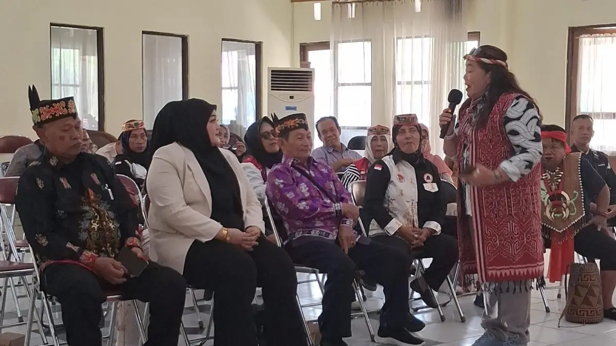 Sekretaris Asbadata-Kalteng, Dr Effrata memberikan nasihat kepada Zheze Galuh.(Agus Pramono/Kaltengpos.jawapos.com)