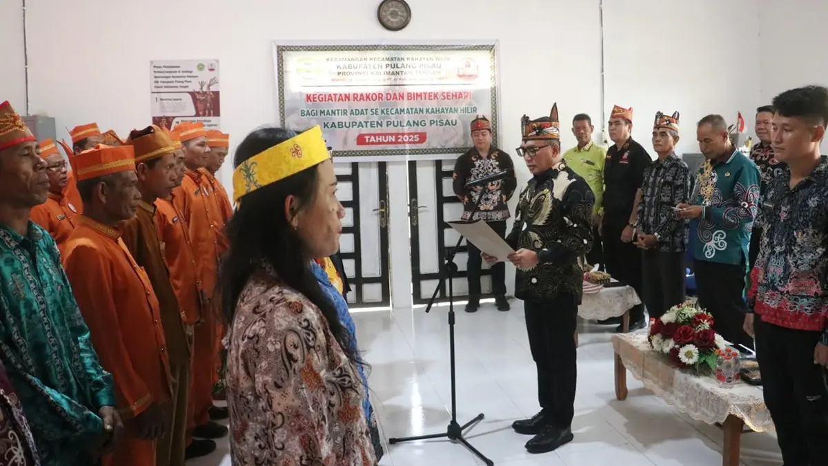 Tony Harisinta, Ketua DAD Kabupaten Pulang Pisau mengukuhkan Mantir Adat Kecamatan Kahayan Hilir.(Humas)