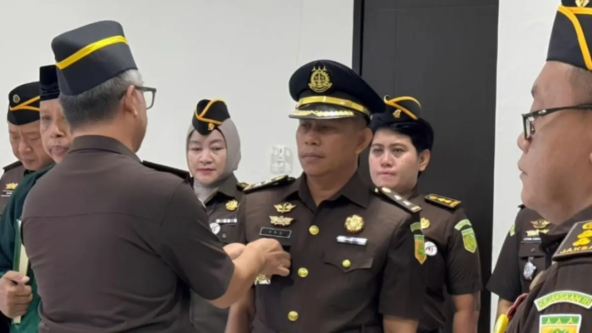 Wakajati Dr. Arip Zahrulyani, S.H., M.H mengambil sumpah jabatan para pejabat di Aula Lantai 3 Kantor Kejati.(Penkum)