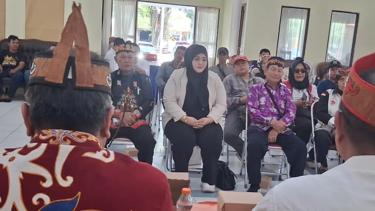 Zhezee Galuh menghadiri undangan DAD Palangka Raya melalui Kedamangan Pahandut.(Agus Pratama/Kaltengpos.jawapos.com)