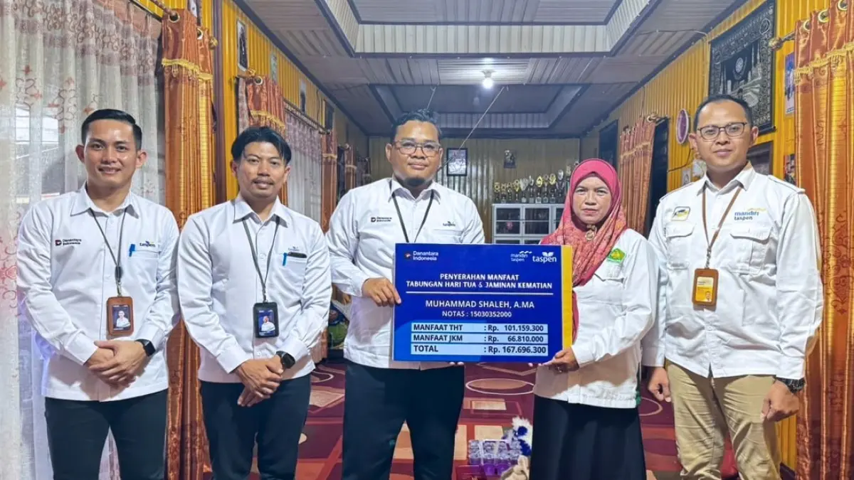 Branch Manager PT TASPEN (Persero) KC Palangka Raya Muchlis Herdian menyerahkan manfaat kepada ahli waris.(Humas)