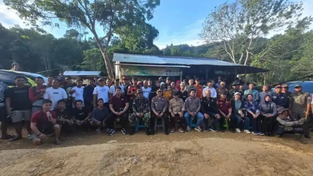 Forkopimda Mura bersama warga usai menggelar dialog dan sosialisasi di kawasan pertambangan rakyat.(Humas)