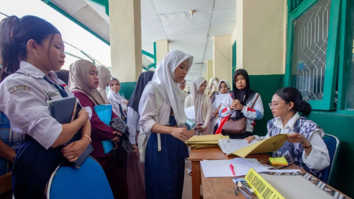 Pendaftar di SMKN 3 Palangka Raya membeludak saat hari pertama SPMB dibuka.(Arief Prathama/Kalteng Pos)