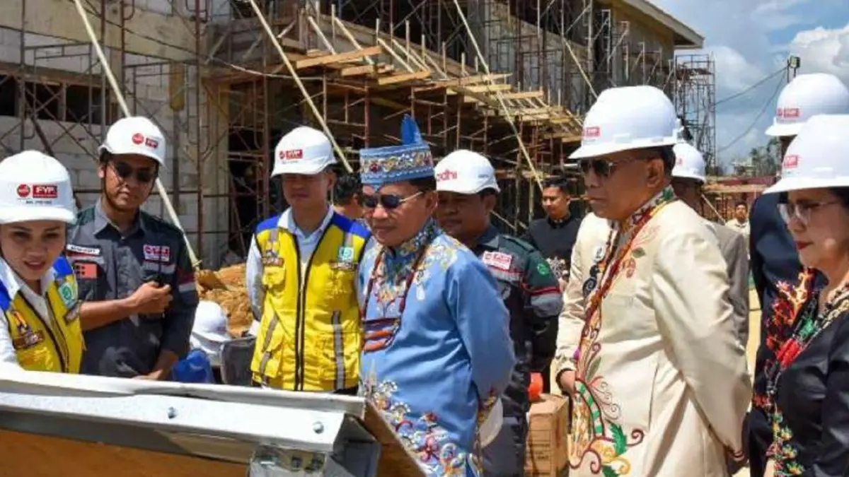 Gubernur Kalteng, H Agustiar Sabran didampingi Forkopimda Kalteng dan Bupati Gumas, Jaya S Monong meninjau kemajuan pembangunan Sekolah Rakyat.(Biro Adpim)