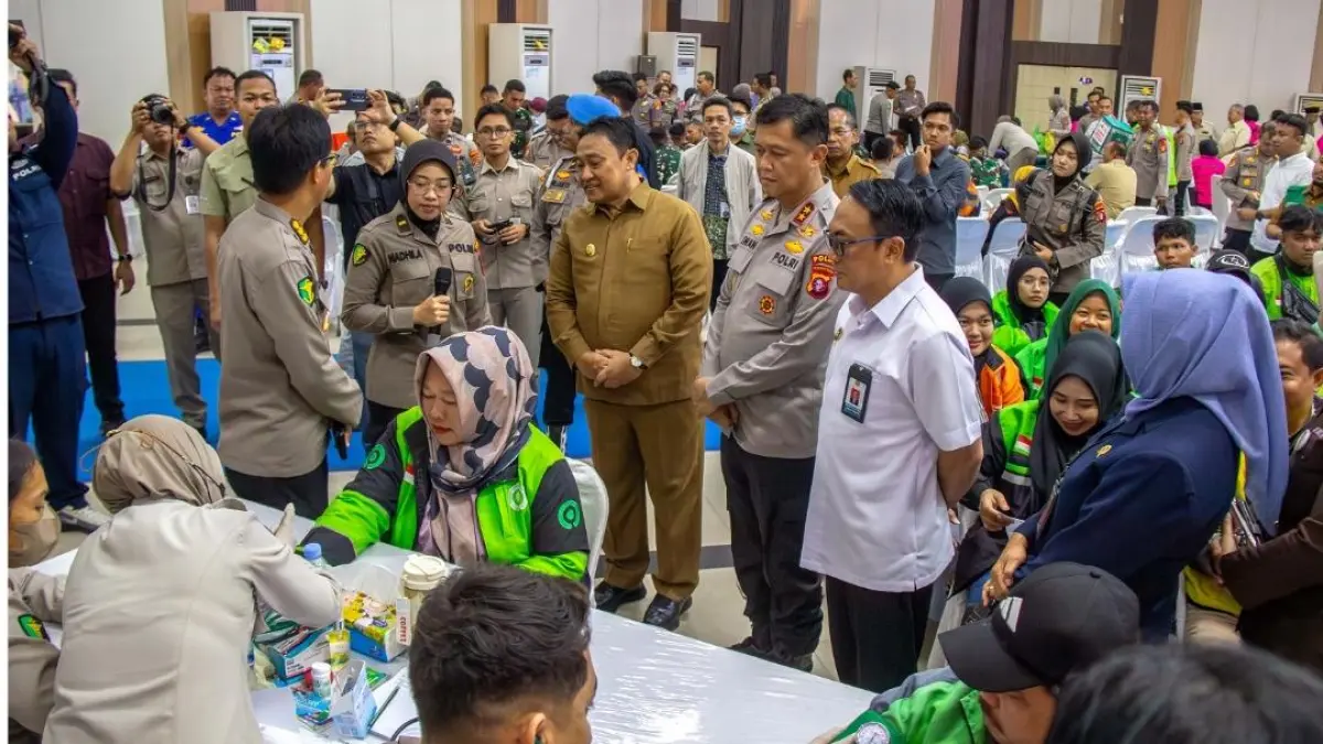 Kapolda Kalteng Irjen Pol Iwan Kurniawan dan Wagub Kalteng H Edy Pratowo dan jajaran pada acara bakti kesehatan.(Arief Prathama/Kalteng Pos)