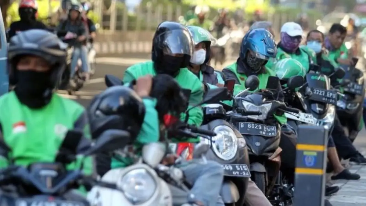 Sejumlah pengemudi ojek daring menunggu penumpang di Jalan Raya Margonda, Kota Depok, Jawa Barat DOKUMEN ANTARA FOTO/Yulius Satria Wijaya