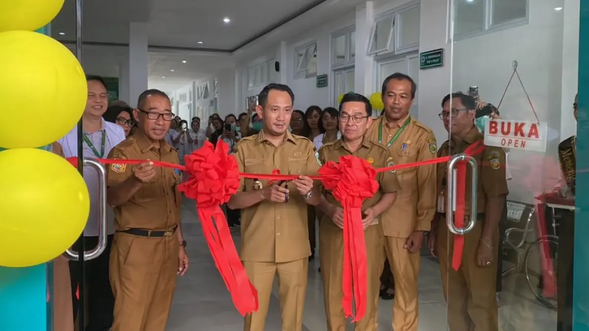 Wali Kota Palangka Raya, Fairid Naparin saat meresmikan gedung baru UPTD Puskesmas Menteng.(Kamila/Kalteng Pos)