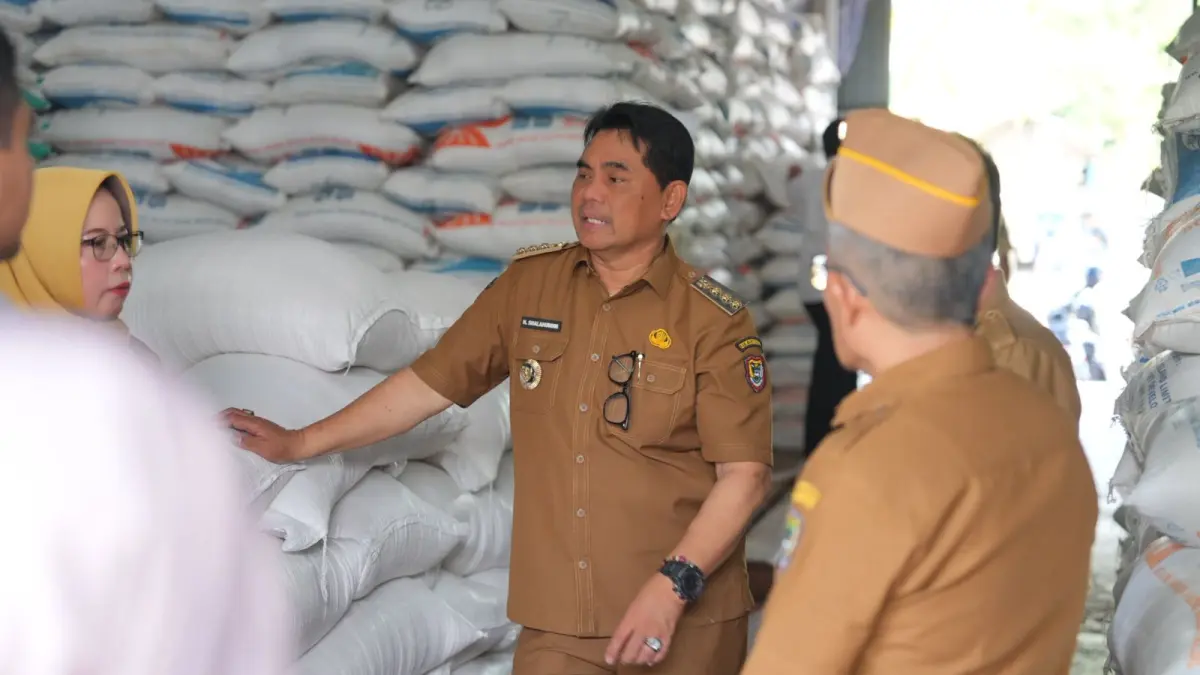 Bupati Barito Utara H Shalahuddin beserta jajaran saat melakukan peninjauan stok beras di Gudang Bulog, Muara Teweh.(Reno/Kalteng Pos)
