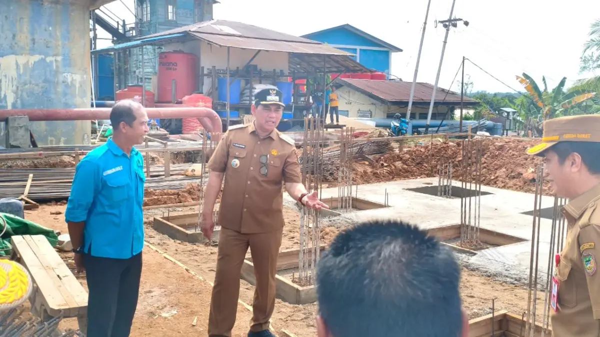 Bupati Barito Utara H Shalahuddin melakukan peninjauan di PDAM Muara Teweh dan lokasi pembangunan SPAM IKK Jingah.(Reno/kaltengos.jawapos.com)