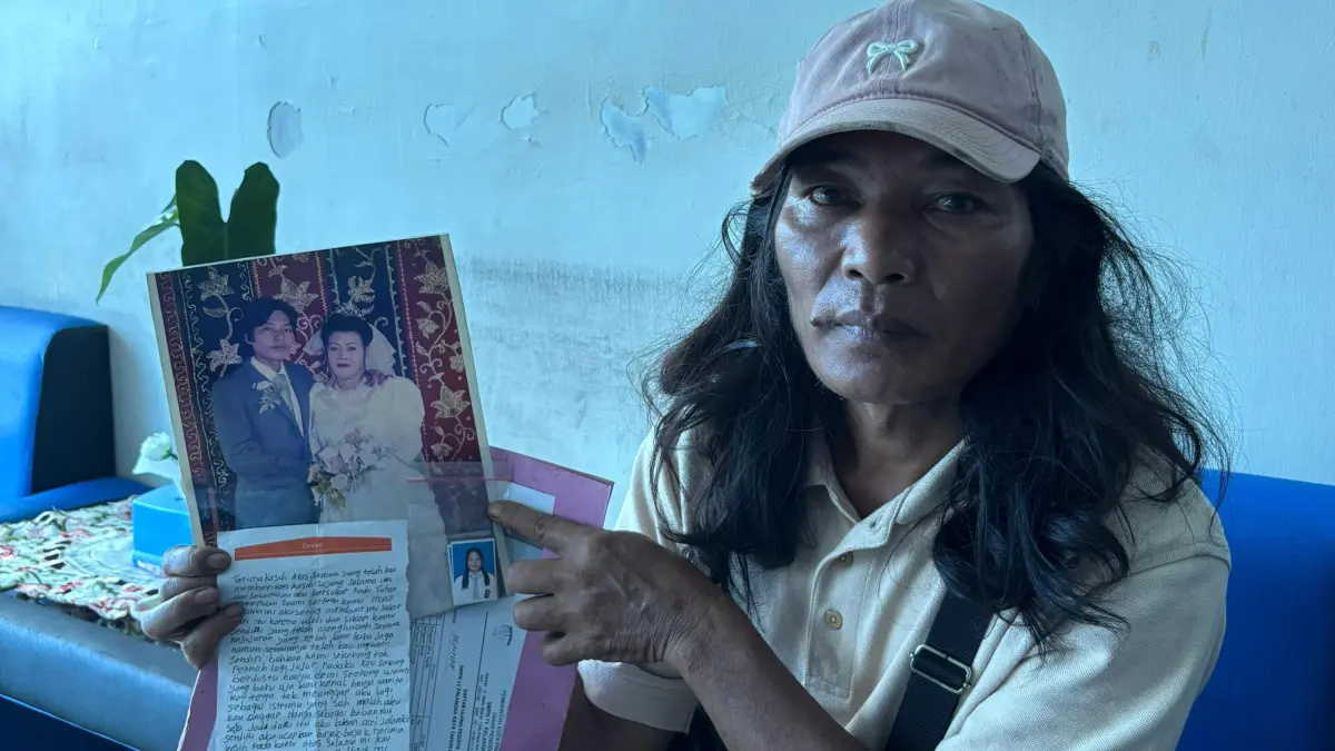 Guhung mencari keberadaan istri dan anaknya.(Rifqi/Kateng Pos)