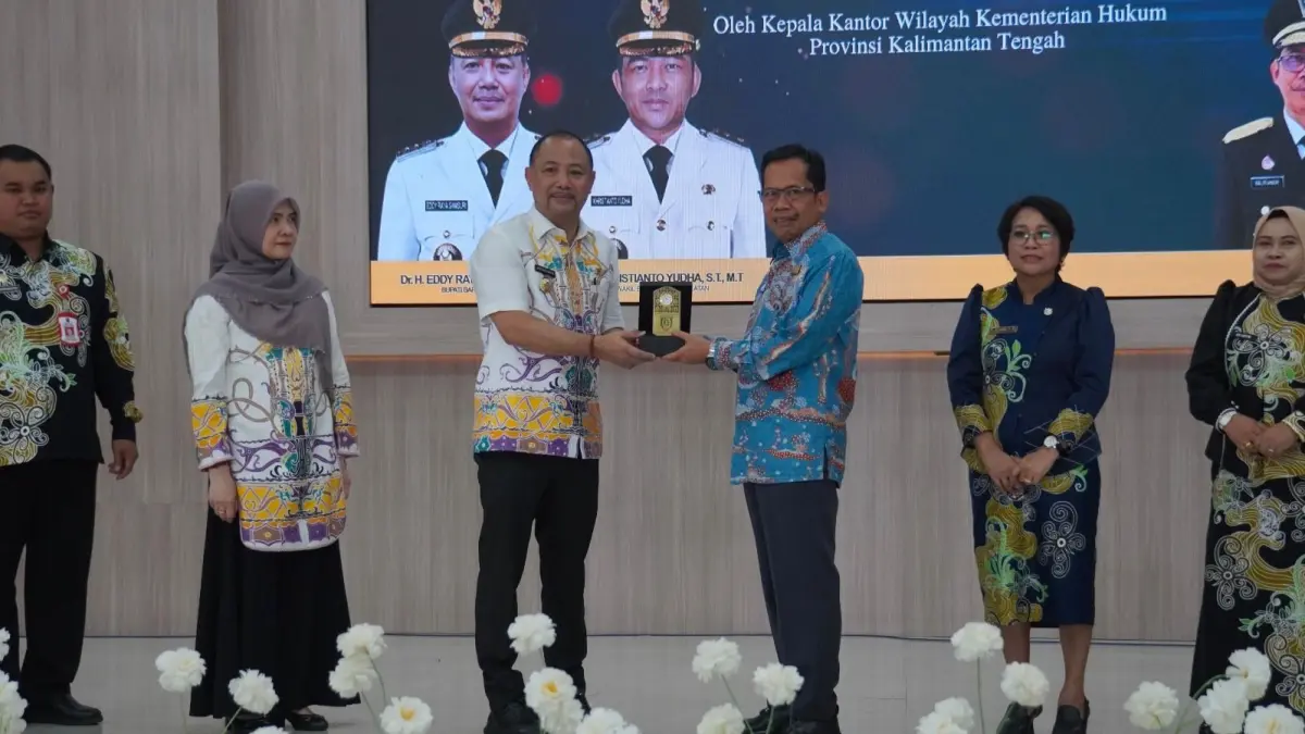 Kakanwil Kemenkum Kalteng Hajrianor bersama Bupati Barsel Eddy Raya Samsuri.(Humas)