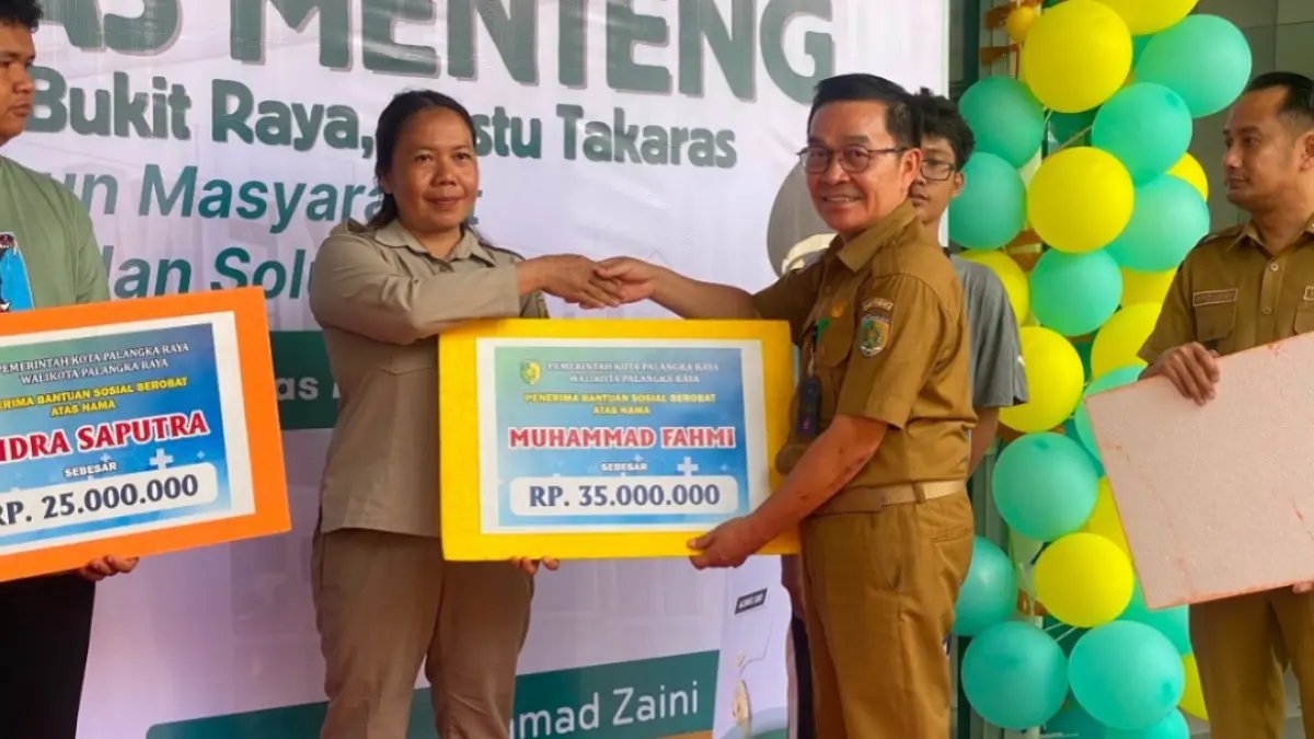 Kepala Dinas Kesehatan Kota Palangka Raya berikan bantuan akomodasi pelayanan berobat dalam peresmian.(Kamila/Kalteng Pos)