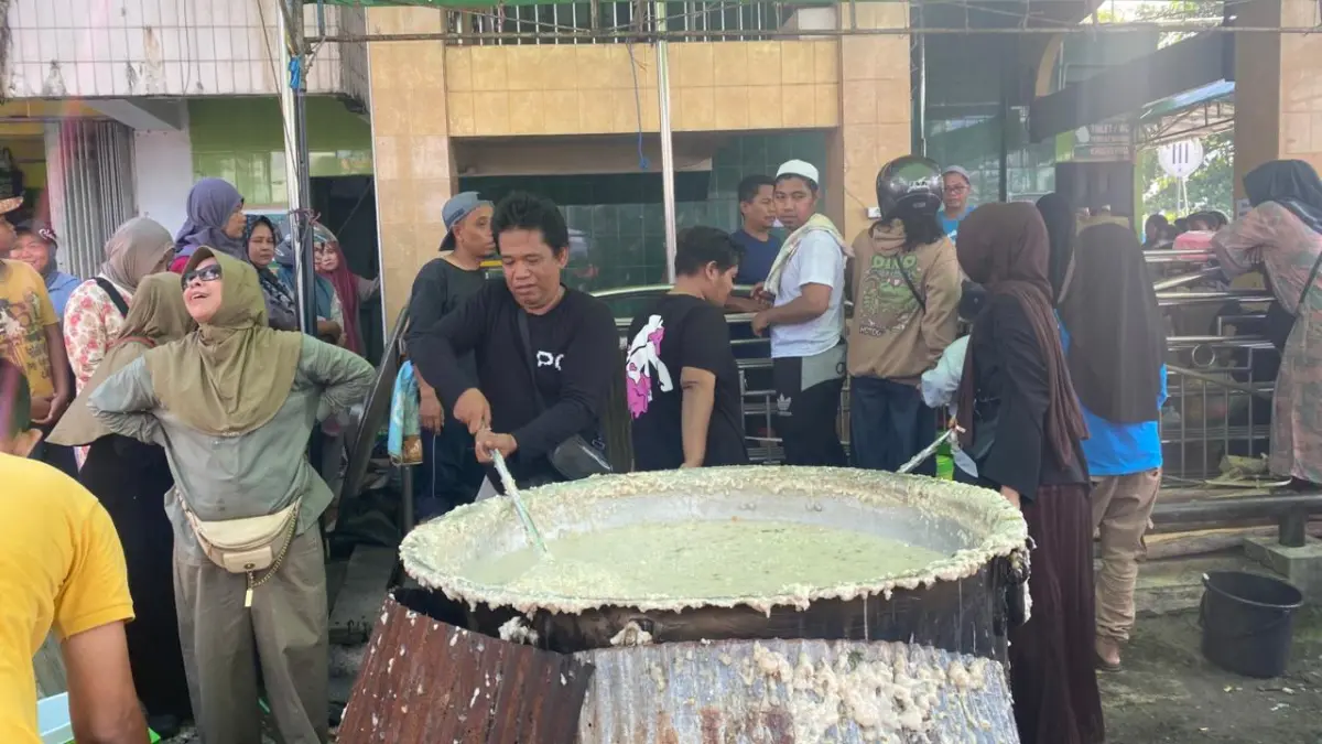 Pembagian bubur asyura di Masjid Kota Almadinatul Mubarokah.(Miftah/kaltengpos.jawapos.com)