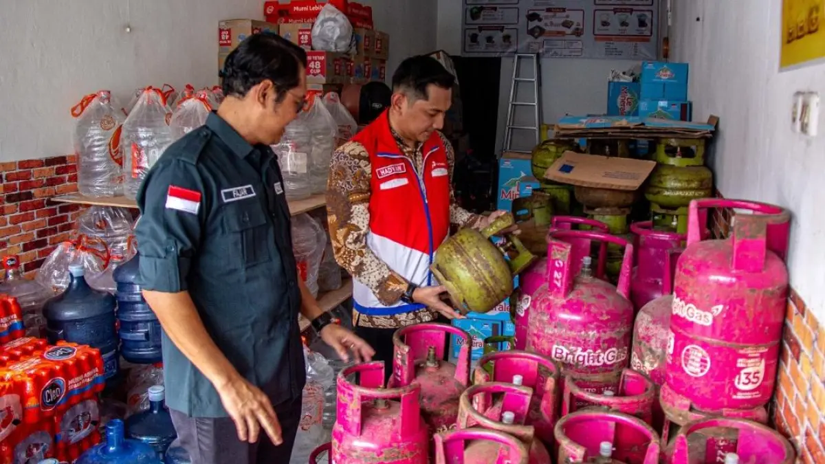 Tim gabungan melakukan inspeksi mendadak ke sejumlah pangkalan menyusul informasi mahalnya harga elpiji subsidi di Palangka Raya.
(Arief Prathama/Kalteng Pos)