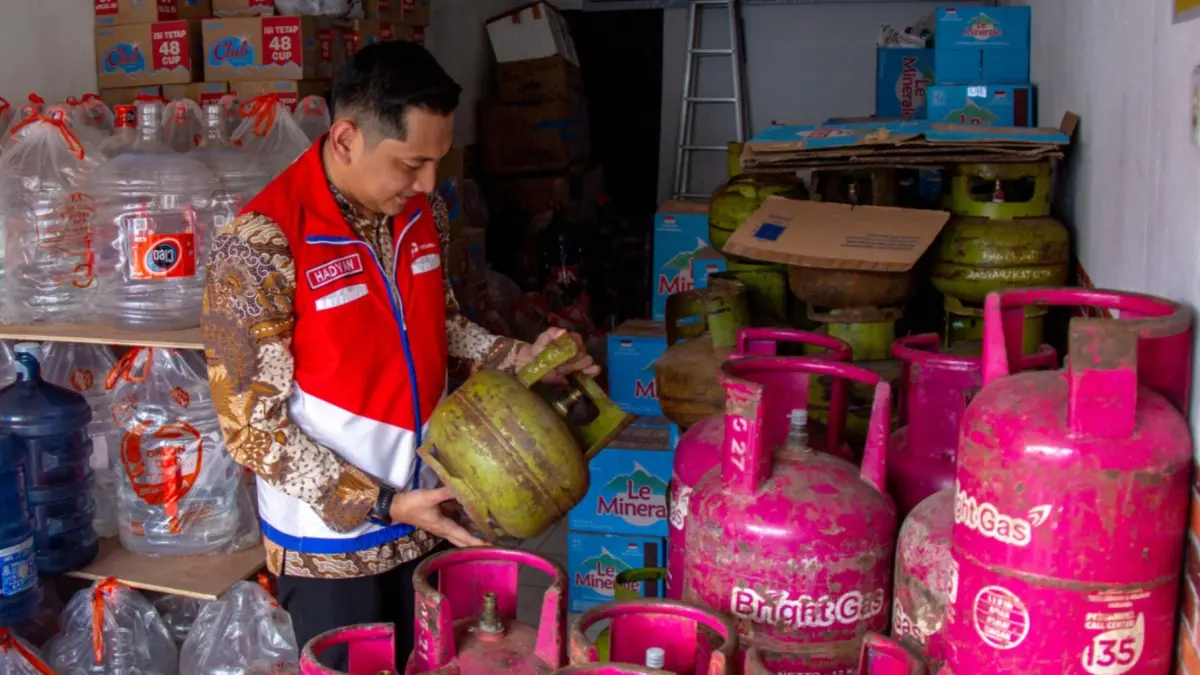 Tim gabungan melakukan inspeksi mendadak ke sejumlah pangkalan menyusul informasi mahalnya harga elpiji subsidi di Palangka Raya.
(Arief Prathama/Kalteng Pos)