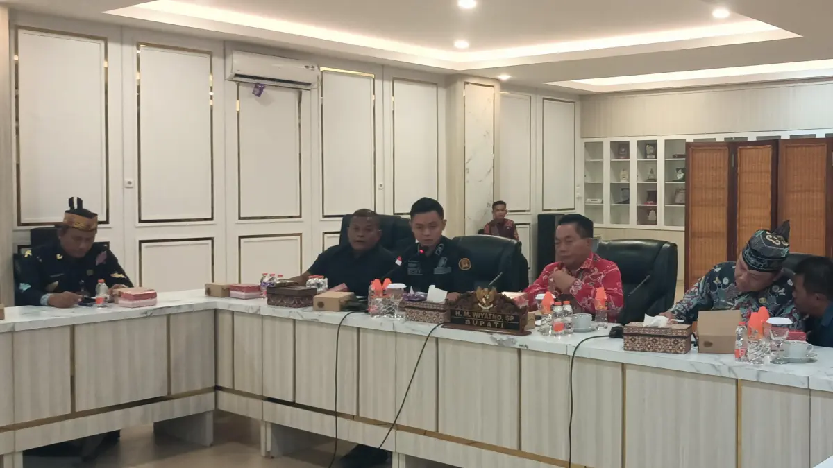Bupati Kapuas HM Wiyatno saat memimpin rapat lanjutan rencana elektrifikasi Desa Barunang dan sekitarnya di Kecamatan Kapuas Tengah pekan lalu.(Art/Kalteng Pos)