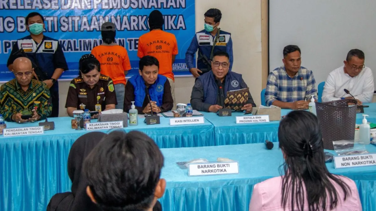 Kepala BNN Kalteng Brigjen Pol Mada Roostanto memimpin rilis pemusnahan barang bukti sabu tersangka MW.(Arief Prathama/Kalteng Pos)