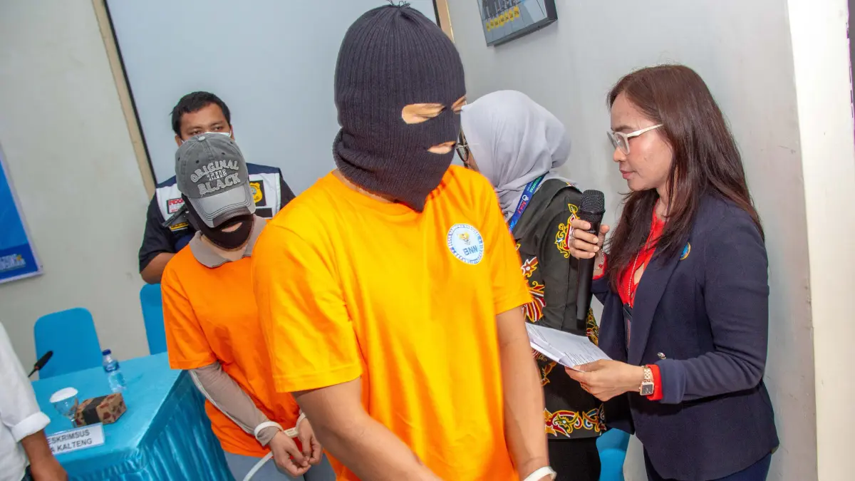 Pria berinisial MW ditangkap personel Badan Narkotika Nasional Kalteng.(Arief Prathama/Kalteng Pos)