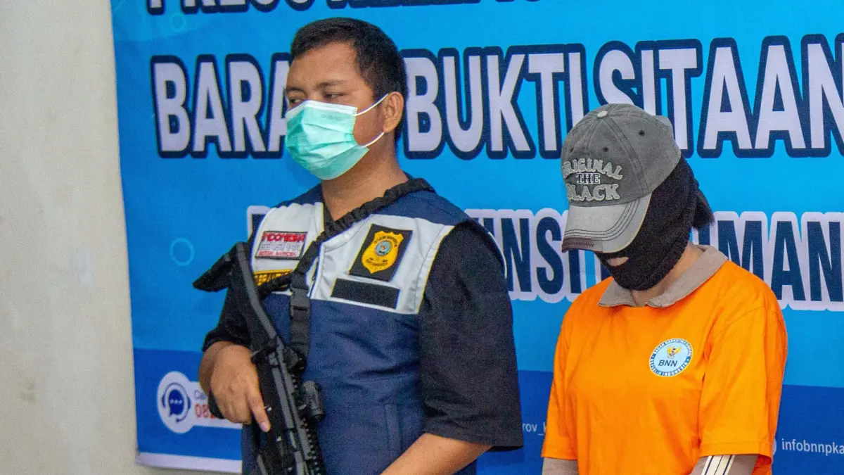 Wanita berinisial RR ditangkap personel BNN Kalteng.(Humas)