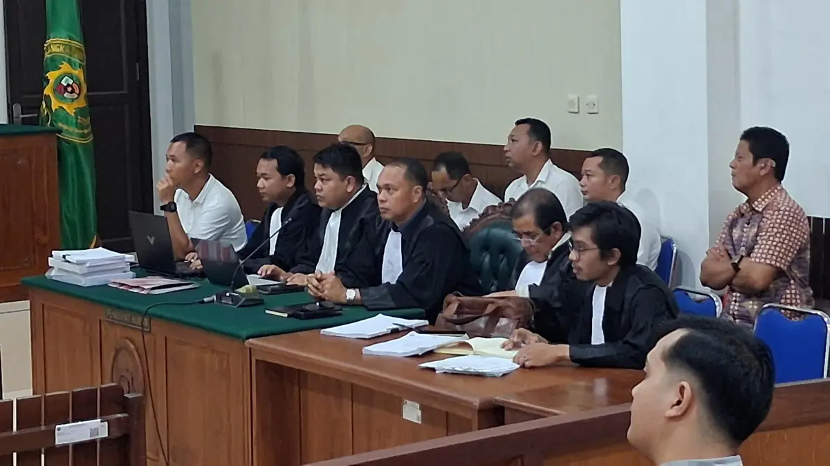 7 terdakwa dugaan korupsi Distransnaker Kapuas hadir di sidang.(Agus Premono/kaltengpps.jawapos.com)