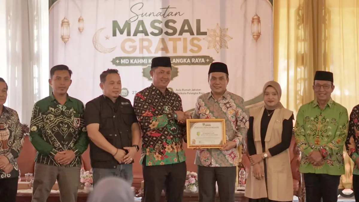 Koordiator Presidium MD KAHMI Kota Palangka Raya Andi Wirahadi Kusuma menyerahkan penghargaan kepada Pemko Palangka Raya yang diterima Wakil Walikota Achmad Zaini, Sabtu (27/6/2026). FOTO MD KAHMI