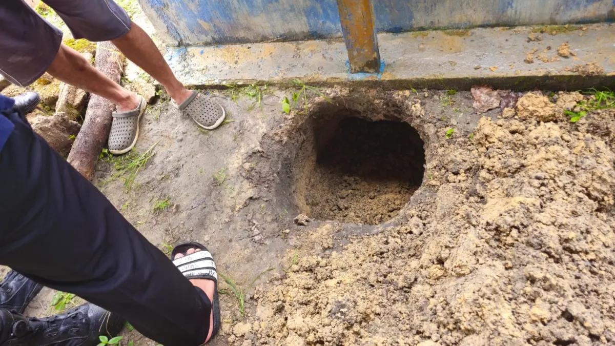 Lubang mengarah ke jasad yang dikubur lokasi Desa Lebo.(Humas)