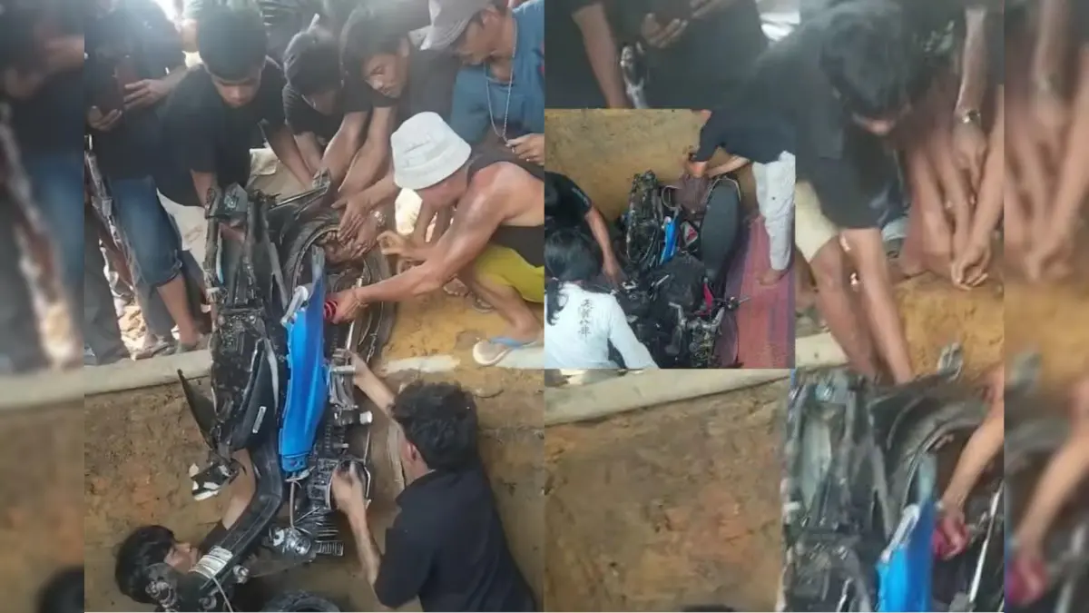 Proses penguburan kakak beradik dengan sepeda motornya.(Facebook/ Fortuna Nand)