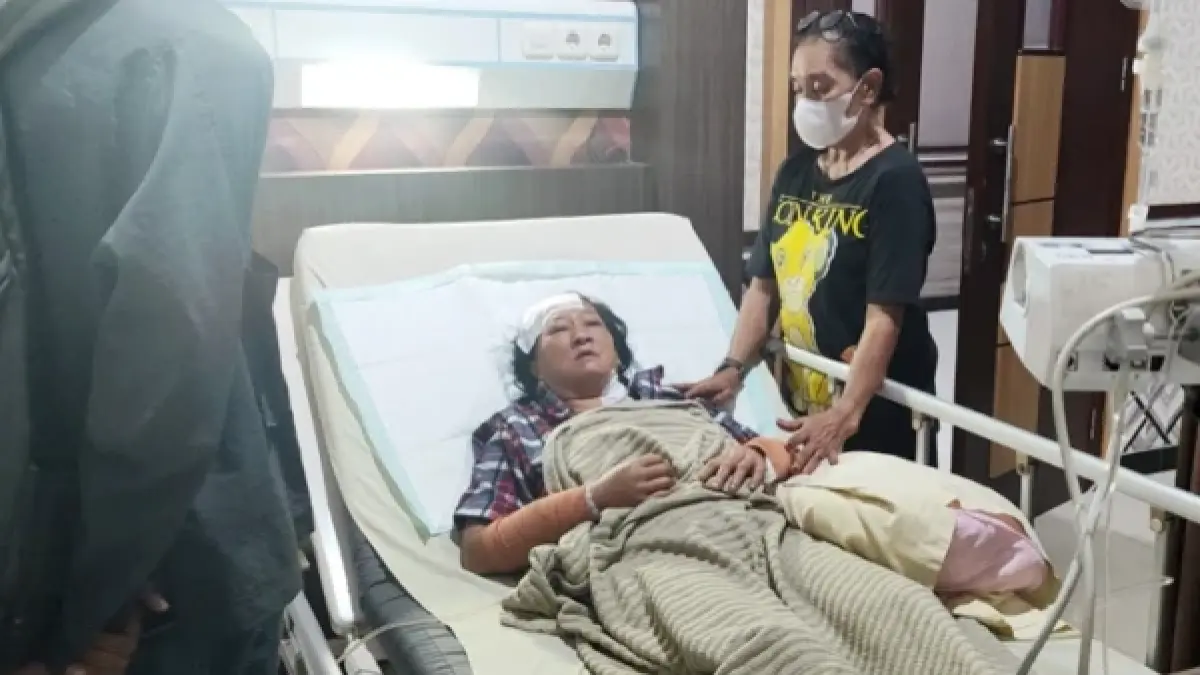 Kondisi EY, korban pembacokan saat dirawat di RS Bhayangkara, Kota Palangka Raya, Kalimantan Tengah, Rabu (20/5). (Jefrie/Kpg)