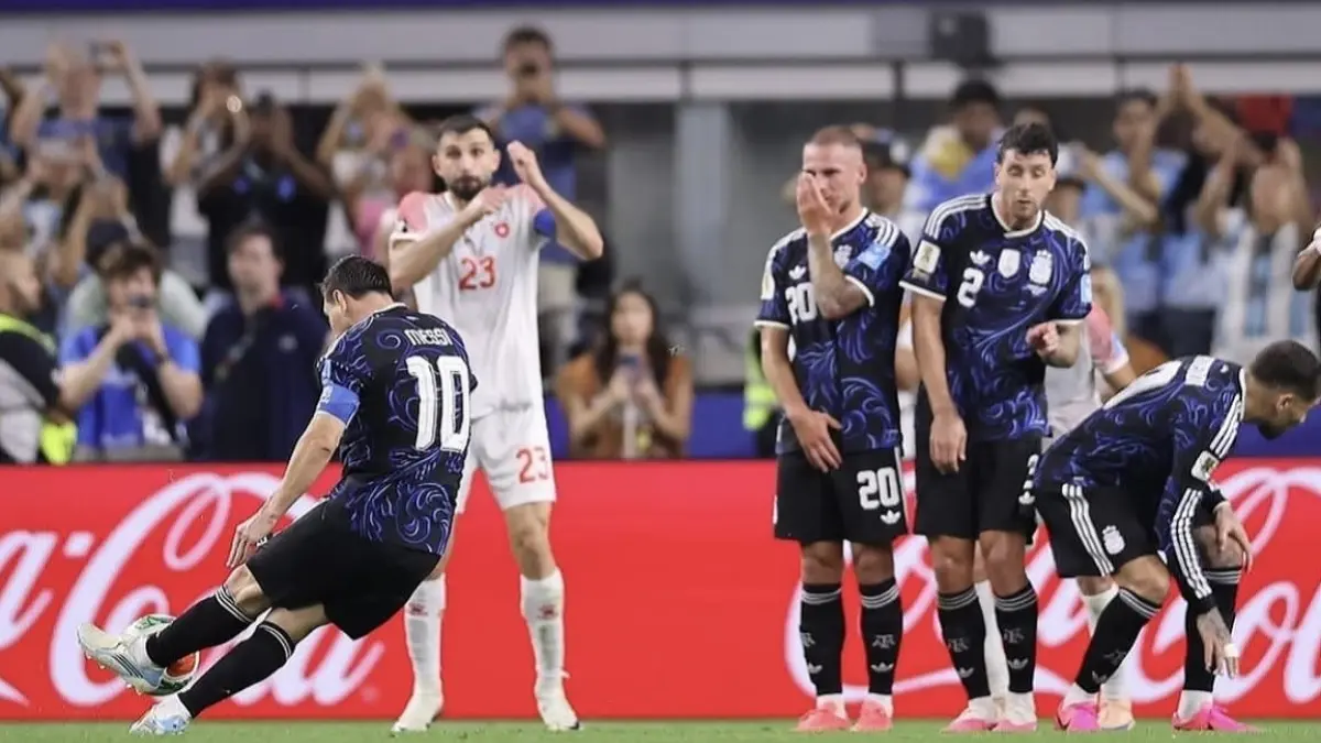 Persaingan top skor Piala Dunia FIFA 2026 terus memanas seiring berakhirnya babak penyisihan grup. Megabintang Argentina Lionel Messi melejit di posisi pertama dengan koleksi 6 gol, disusul Mbappe (Prancis), Dembele (Prancis), Vinicius (Brasil), dan Haaland (Norwegia). (Sumber: Instagram/afaseleccion)