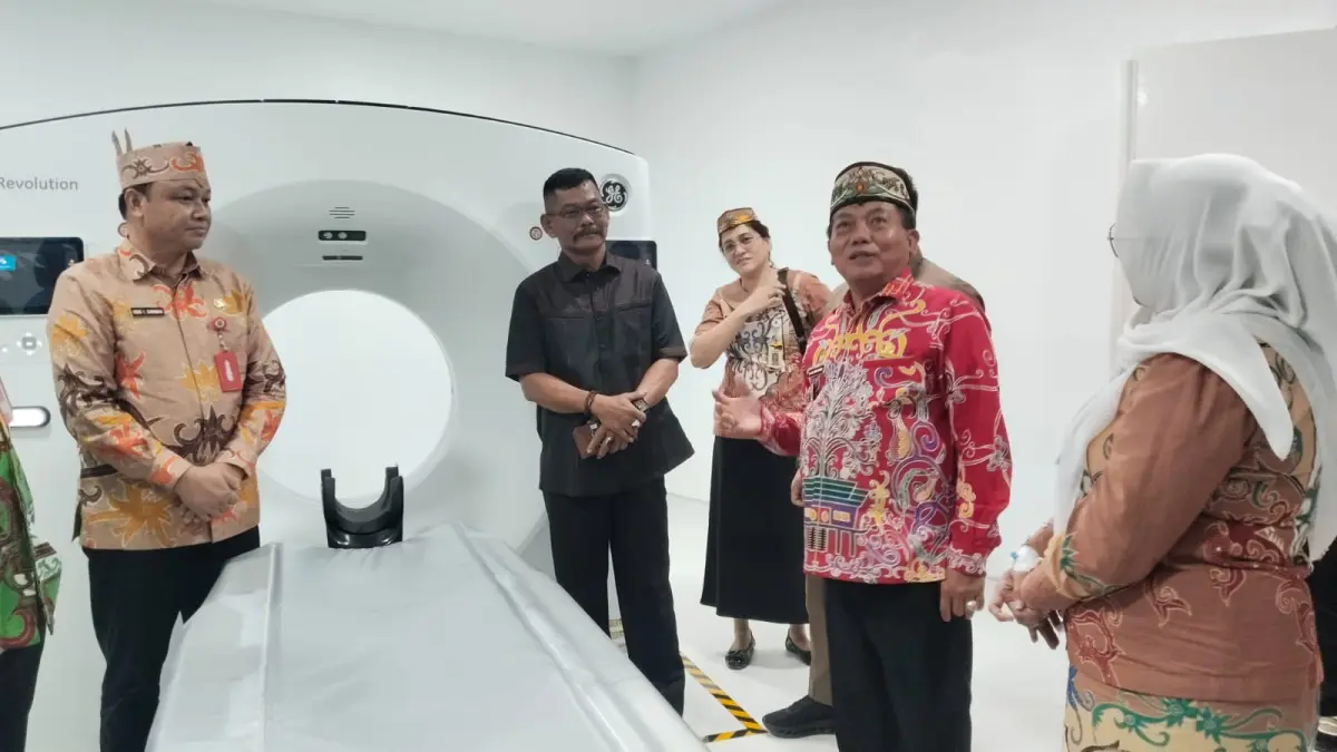 Bupati Kapuas HM Wiyatno melihat fasilitas kesehatan CT Scan yang mulai beropersi di RSUD dr H Soemarno Sosroatmodjo Kuala Kapuas.(Dok Pribadi)
