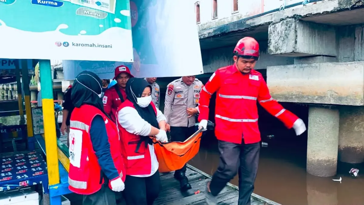 Evakuasi jasad di pelabuhan yang ada di Sampit.(PMI)