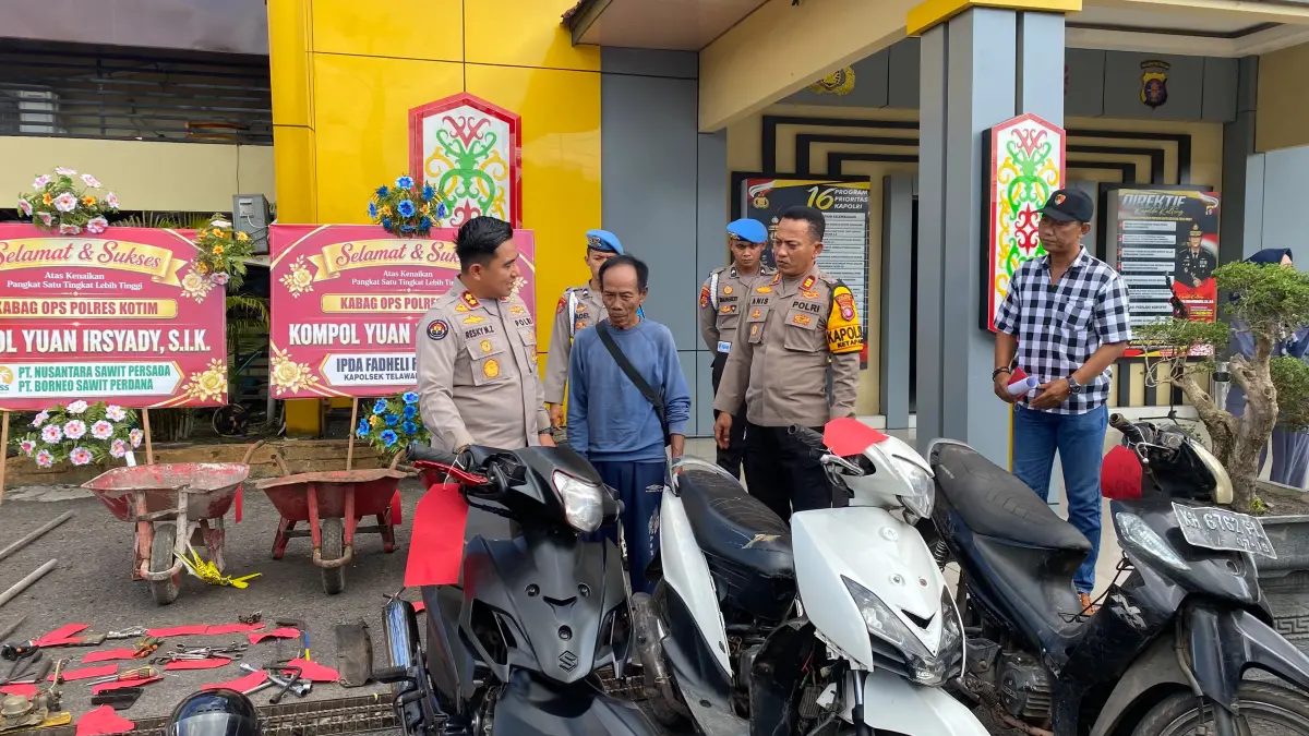 Kapolres Kotim AKBP Resky Maulana Zulkarnain menunjukkan barang bukti hasil kejahatan.(Miftah/kaltengpos.jawapos.com)