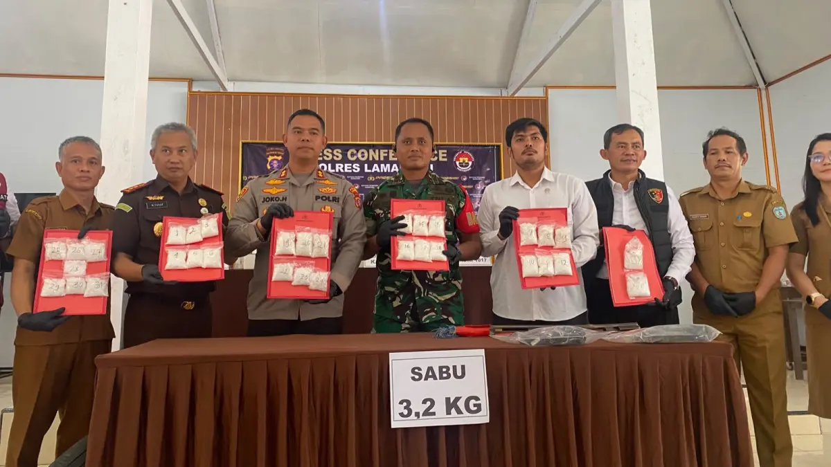 Kapolres Lamandau AKBP Joko Handono, didampingi PJU dan unsur Forkopimda saat menggelar press reliase pengungkapan kasus sabu, di Mapolres Lamandau.(Ruslan/Kalteng Pos)