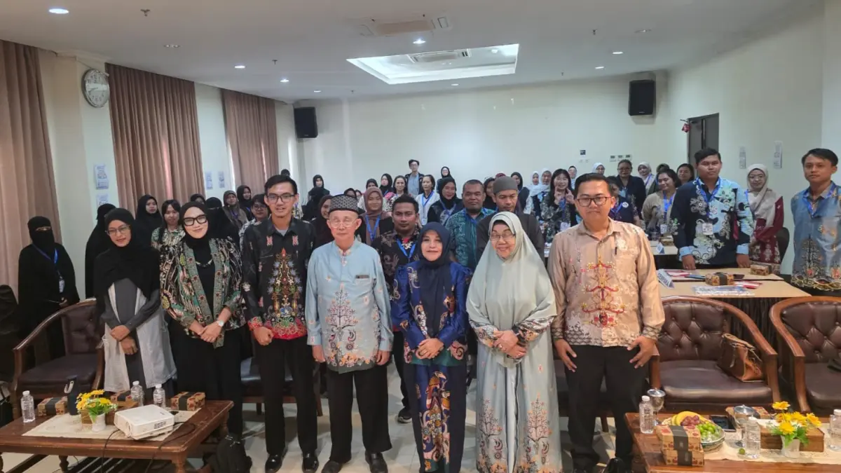 Puluhan peserta Diklat Implementasi Panduan Praktis Mangajar Anak Autis berfoto bersama dengan Kabid PPK Disdik Kalteng dan Narasumber Diklat di Gedung Embarkasi Haji Komplek Islamic Center, Jalan G Obos, Sabtu (27/6/2026).(Rohansyah/Kalteng Pos)