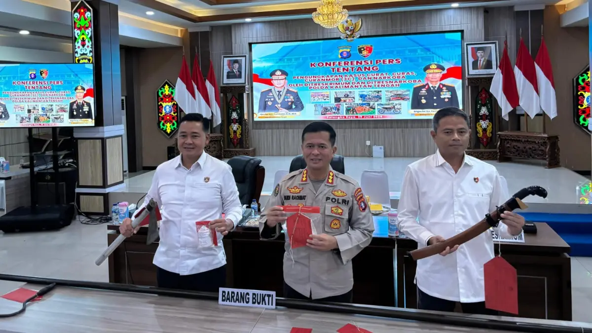 Rilis kasus kejahatan dipimpin Kabidhumas Polda Kalteng Kombes Pol Budi Rachmat didampingi Dirreskrimum Kombes Pol Dodo Hendro Kusuma dan Dirresnarkoba Kombes Pol Slamet Ady Purnomo.(Rifqi/Kalteng Pos)