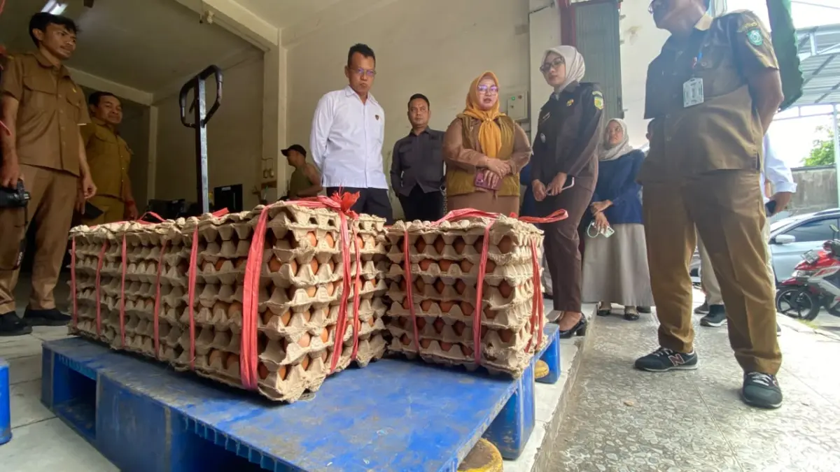 Wabup Irawati saat cek harga telur.(Miftah/kaltengpos.jawapos.com)
