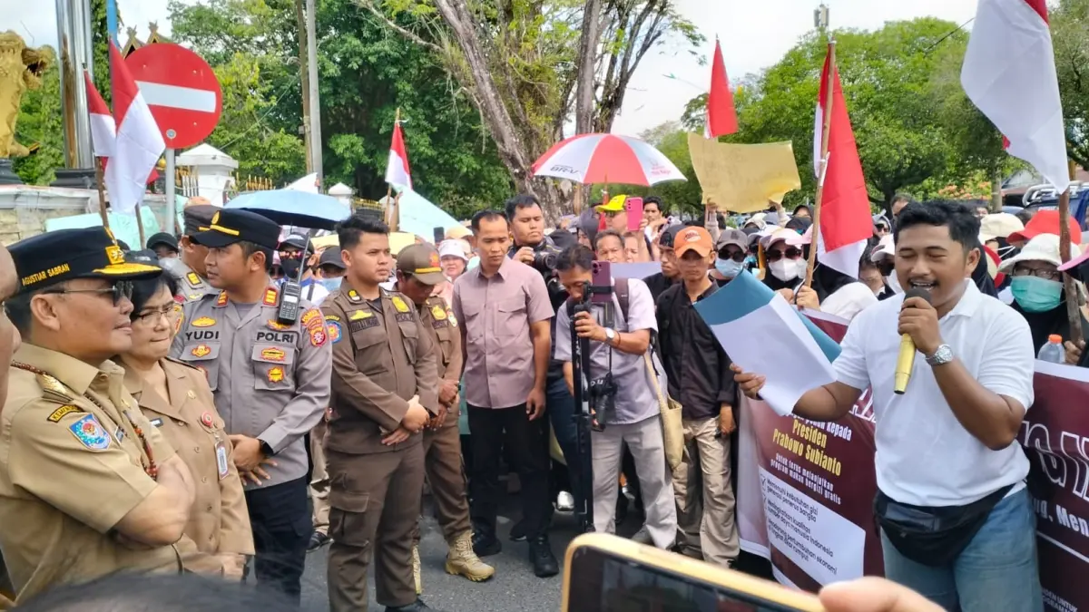 Gubernur Kalteng Agustiar Sabran dan jajaran menerima aspirasi dari Koalisasi Masyarakat Peduli Gizi, saat aksi, Selasa (30/6/2026). FOTO ISMAIL/KALTENG POS.JAWAPOS.COM