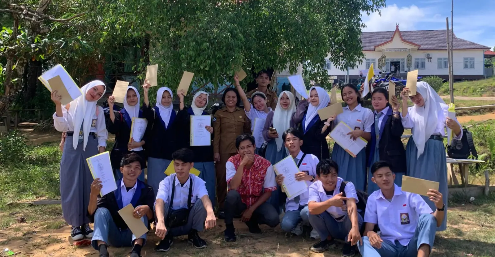 Pengajar dan peserta didik SMA Negeri 1 Seribu Riam.(Dok Pribadi)