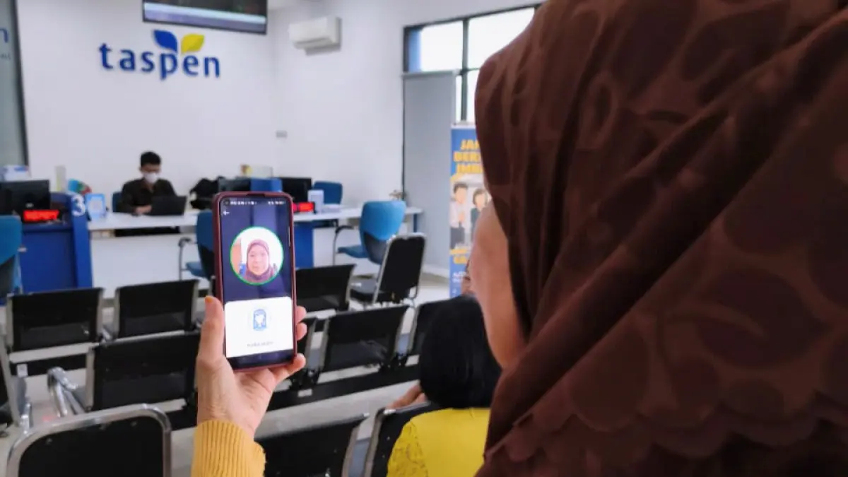 Pensiunan sedang melakukan Autentikasi di kantor TASPEN KC Palangka Raya.(Humas)