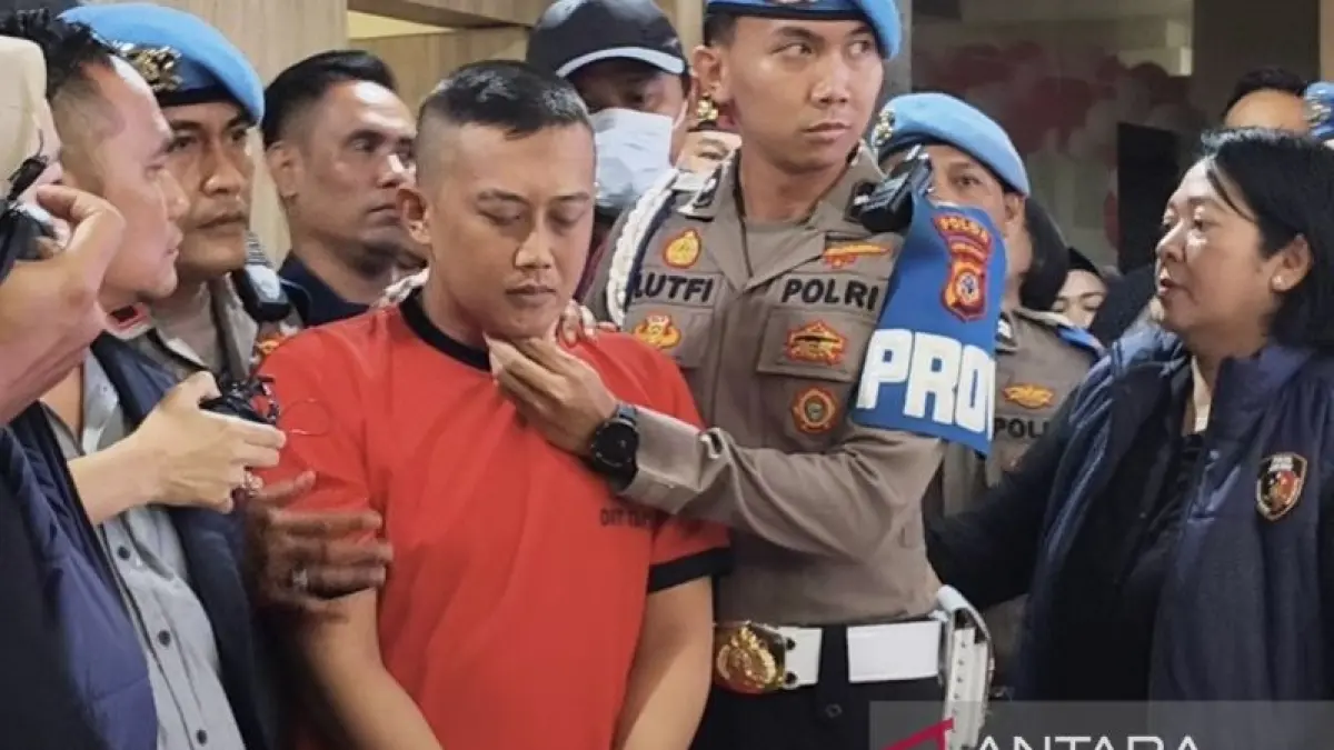 Petugas saat menggiring Taufik Hidayat, tersangka penyekapan terhadap seorang wanita di Mapolda Jabar, Kota Bandung. ANTARA/Rubby Jovan