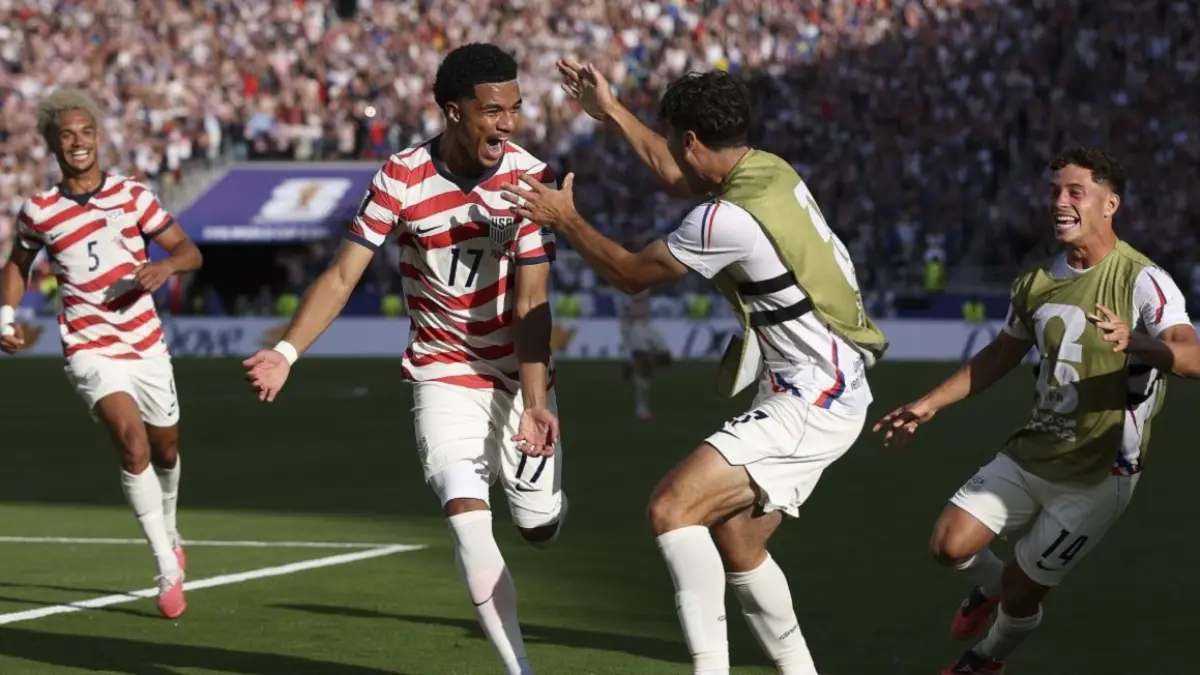 Malik Tillman (dua dari kiri) merayakan gol dengan rekan-rekan setimnya. Tim tuan rumah Amerika Serikat mengantongi satu tiket babak 16 besar Piala Dunia FIFA 2026 usai menang 2-0 atas Bosnia dan Herzegovina di San Francisco Bay Area Stadium, Kamis (2/7/2026) pagi WIB. (Sumber: Charlotte Wilson/Getty Images)  