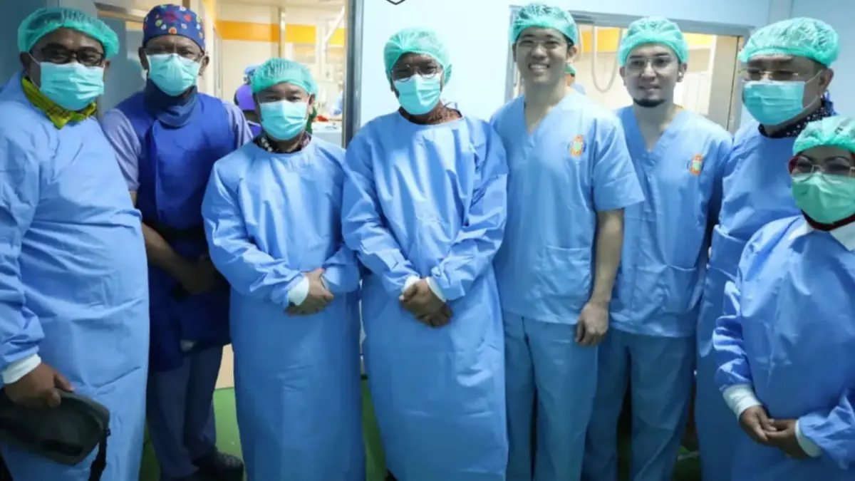 FOTO BERSAMA : Direktur RSUD dr Murjani Sampit, dr Yulia Nofiany saat foto bersama Bupati Kotim H.Halikinnor dan para Dokter usai meninjau Cathlab, belum lama ini. RSUD UNTUK KALTENGPOS.JAWAPOS.COM