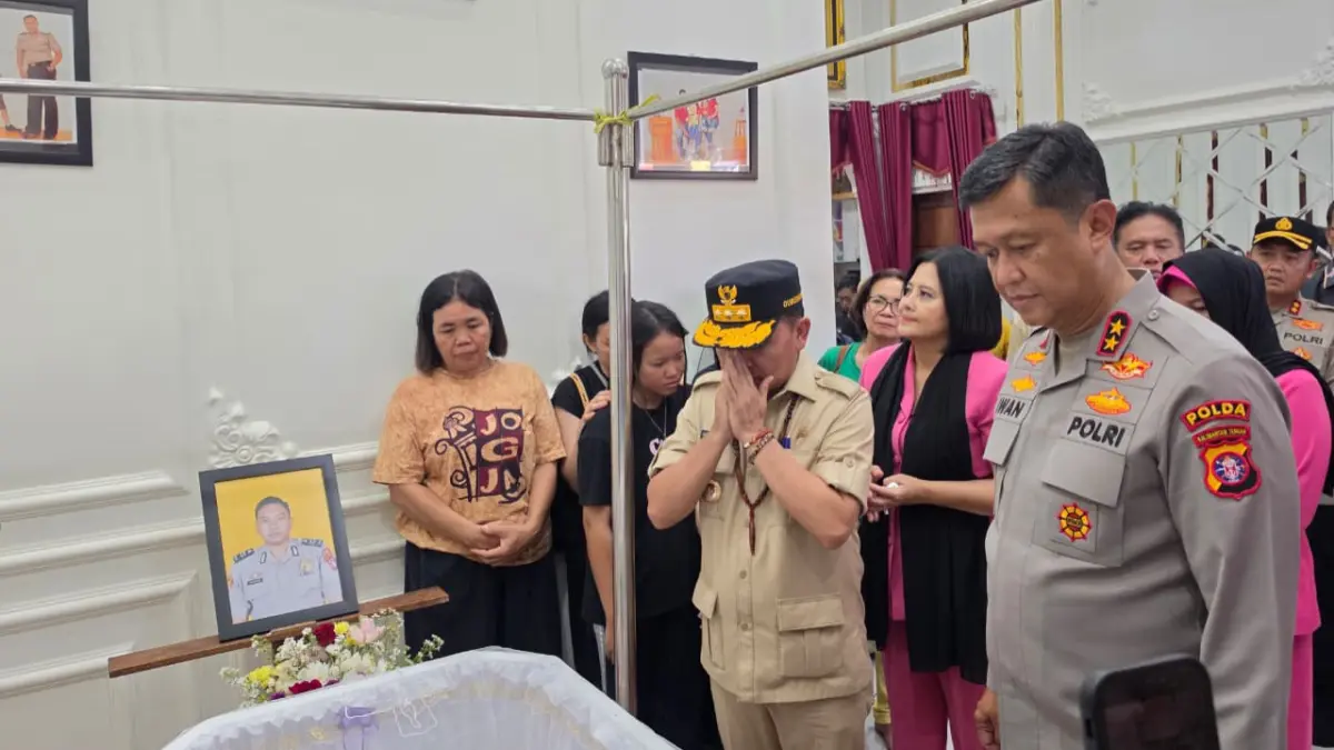 Kapolda dan Gubernur Kalteng melayat ke rumah duka Aipda Yudhie Perdana Putra.(Humas)
